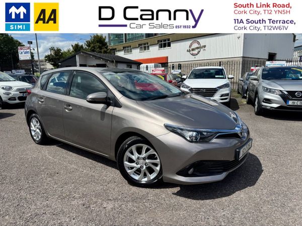 Toyota Auris Hatchback, Petrol, 2015, Gold