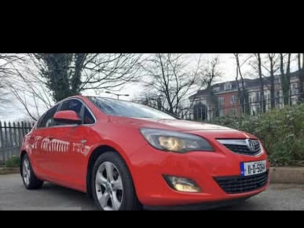 Vauxhall Astra Hatchback, Diesel, 2011, Red