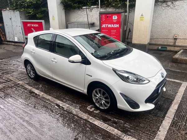 Toyota Aqua Hatchback, Petrol Hybrid, 2017, White