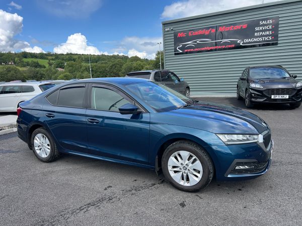Skoda Octavia Hatchback, Petrol Hybrid, 2022, Blue