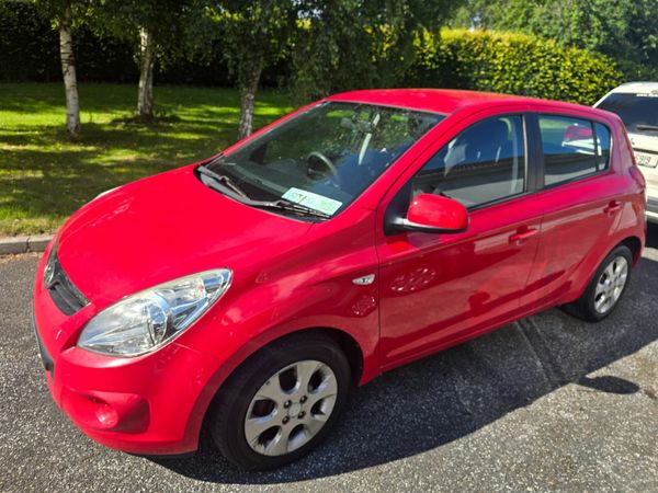Hyundai i20 Hatchback, Petrol, 2011, Red