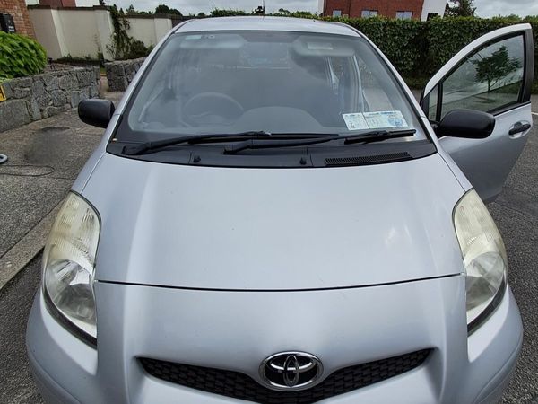 Toyota Yaris Hatchback, Petrol, 2011, Silver
