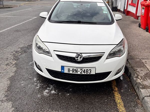 Vauxhall Astra Hatchback, Petrol, 2011, White