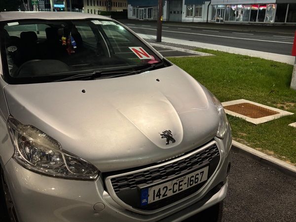 Peugeot 208 Hatchback, Petrol, 2014, Silver