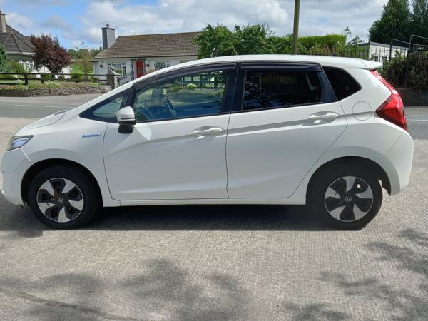 Honda Fit Hatchback, Petrol Hybrid, 2016, White