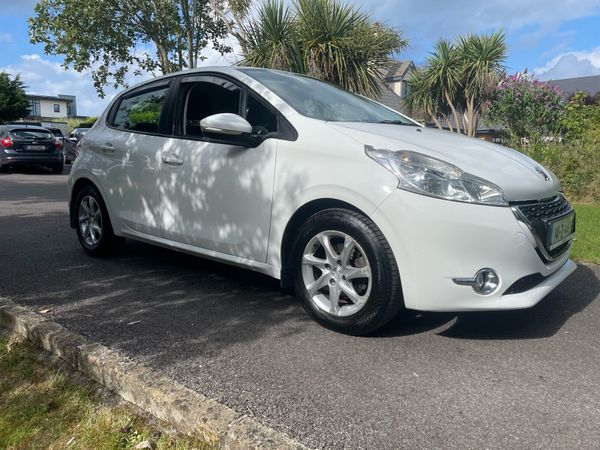 Peugeot 208 Hatchback, Petrol, 2014, White