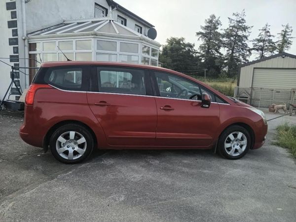 Peugeot 5008 MPV, Diesel, 2010, Red