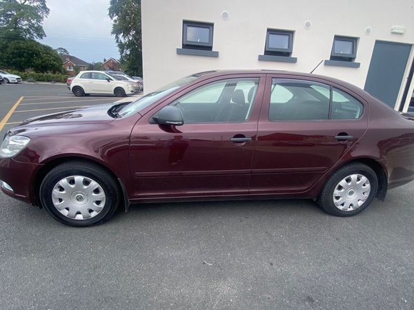 Skoda Octavia Hatchback, Petrol, 2011, Red