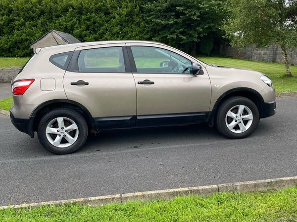 Nissan Qashqai Hatchback, Petrol, 2011, Brown