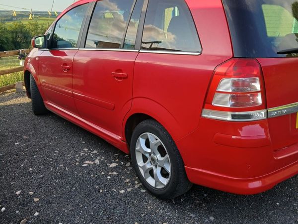 Vauxhall Zafira MPV, Diesel, 2011, Red