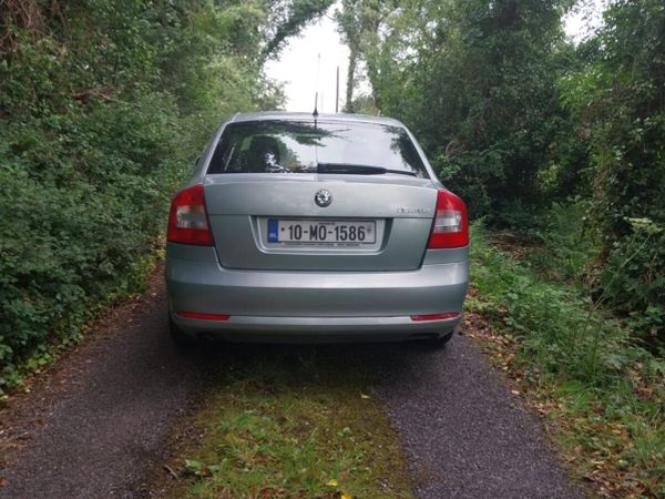 Skoda Octavia Saloon, Petrol, 2010, Green