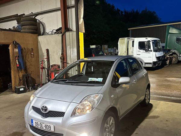 Toyota Yaris Hatchback, Petrol, 2009, Silver