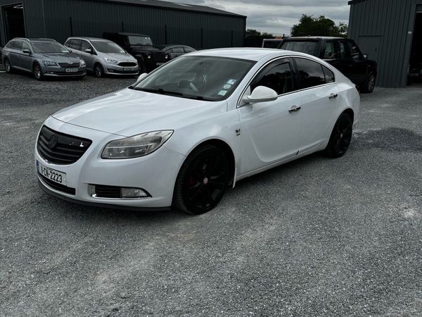 Vauxhall Insignia Hatchback, Diesel, 2011, White