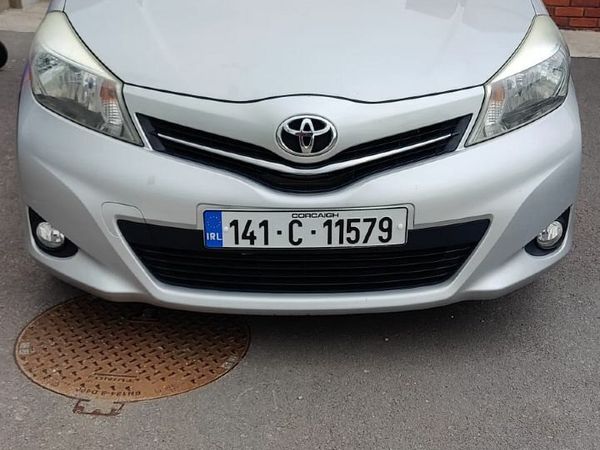 Toyota Yaris Hatchback, Petrol, 2014, Silver