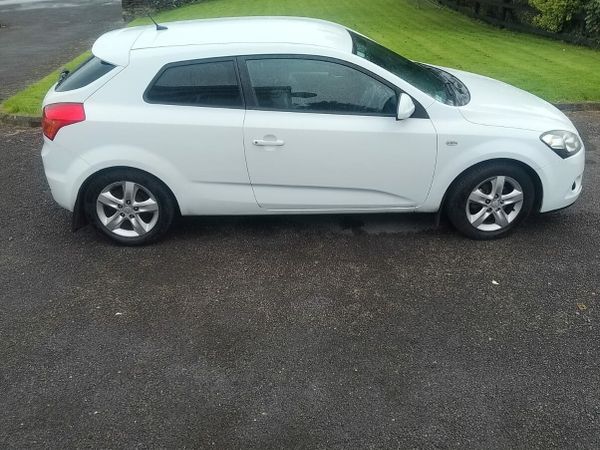 Kia Ceed Hatchback, Diesel, 2008, White