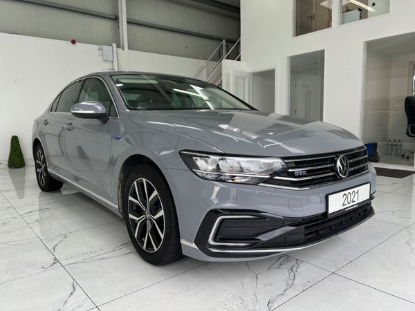 Volkswagen Passat Saloon, Petrol Hybrid, 2021, Grey