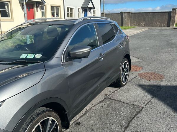 Nissan Qashqai Hatchback, Diesel, 2014, Grey