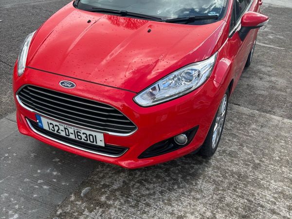 Ford Fiesta Hatchback, Petrol, 2013, Red