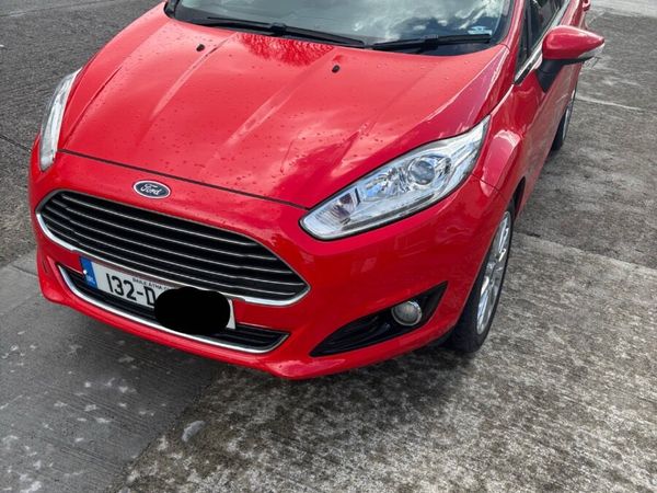 Ford Fiesta Hatchback, Petrol, 2013, Red
