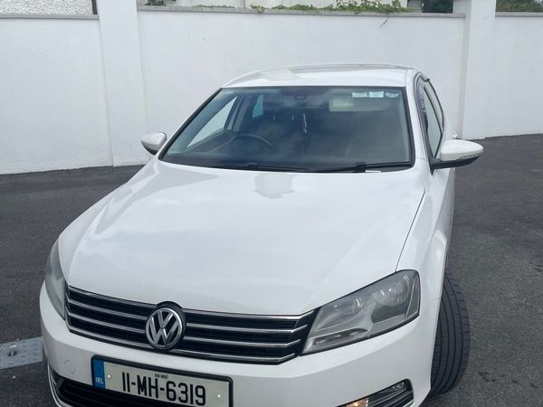 Volkswagen Passat Saloon, Diesel, 2011, White