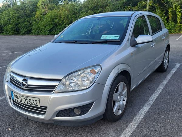 Opel Astra Hatchback, Petrol, 2009, Silver