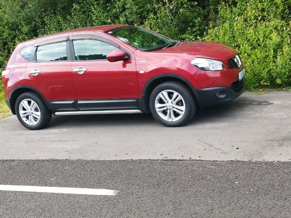 Nissan Qashqai Hatchback, Petrol, 2011, Red