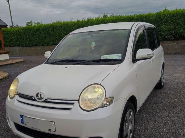 Toyota Sienta MPV, Petrol, 2011, White