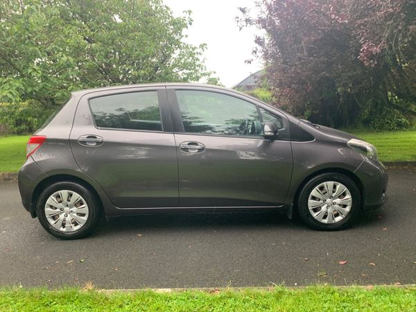 Toyota Yaris Hatchback, Diesel, 2014, Grey