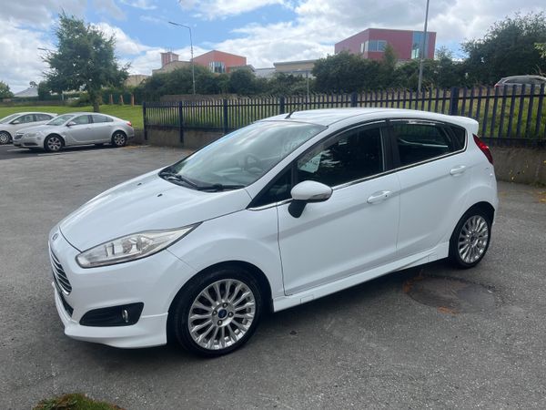 Ford Fiesta Hatchback, Petrol, 2015, White