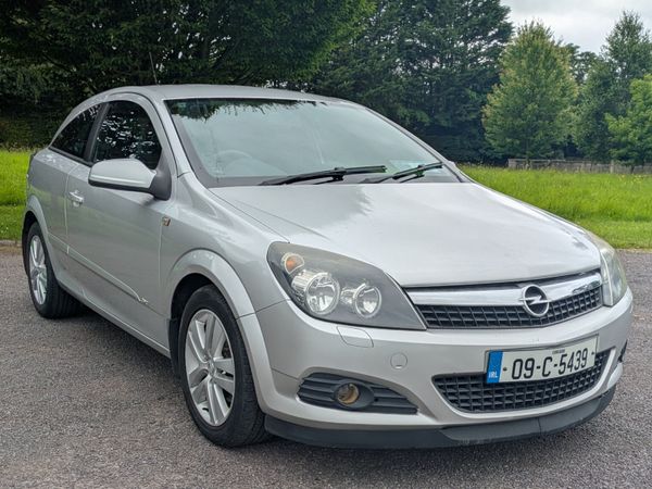 Opel Astra Hatchback, Petrol, 2009, Silver