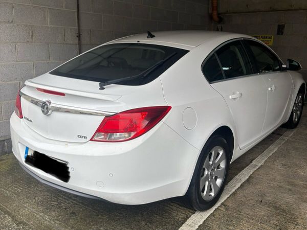 Vauxhall Insignia Hatchback, Diesel, 2011, White