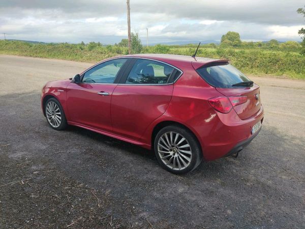 Alfa Romeo Giulietta Hatchback, Petrol, 2011, Red