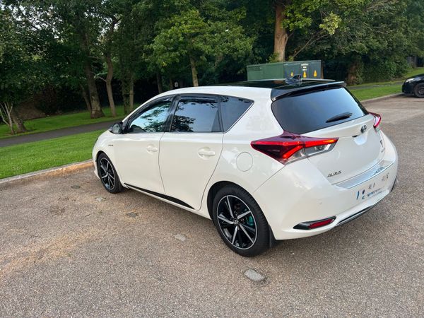 Toyota Auris Hatchback, Petrol Hybrid, 2017, White