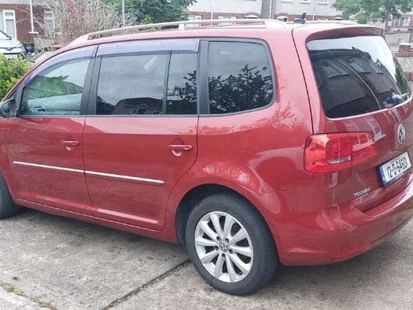 Volkswagen Touran MPV, Petrol, 2012, Red