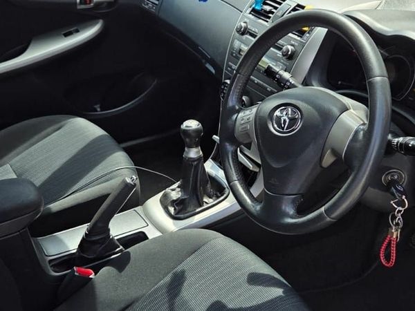 Toyota Corolla Saloon, Petrol, 2009, Silver