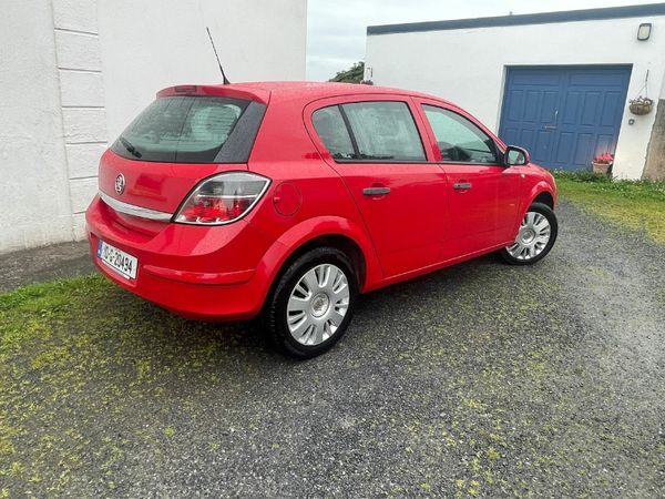 Vauxhall Astra Hatchback, Diesel, 2010, Red