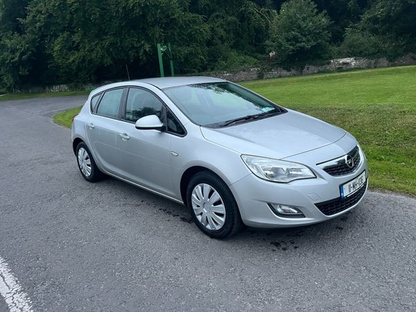 Opel Astra Hatchback, Petrol, 2011, Silver