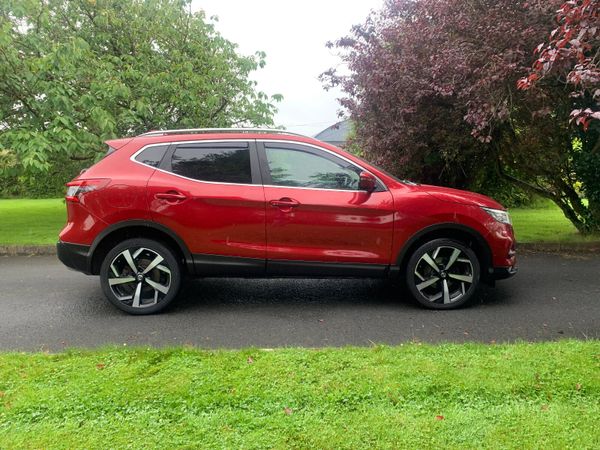Nissan Qashqai Hatchback, Diesel, 2019, Red