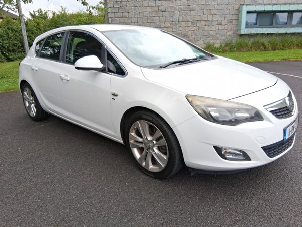 Vauxhall Astra Hatchback, Diesel, 2011, White