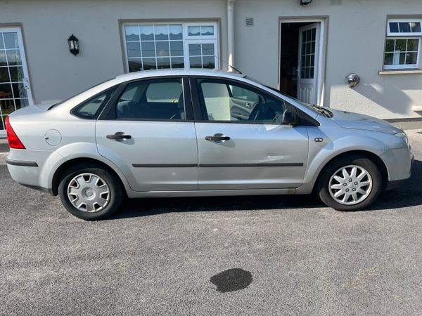 Ford Focus Saloon, Petrol, 2005, Silver