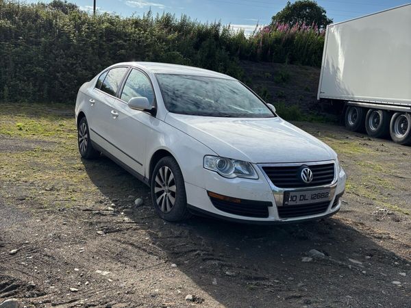 Volkswagen Passat Saloon, Diesel, 2010, White