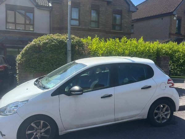 Peugeot 208 Hatchback, Petrol, 2013, White