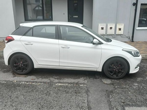 Hyundai i20 Hatchback, Petrol, 2016, White