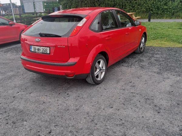 Ford Focus Hatchback, Petrol, 2008, Red