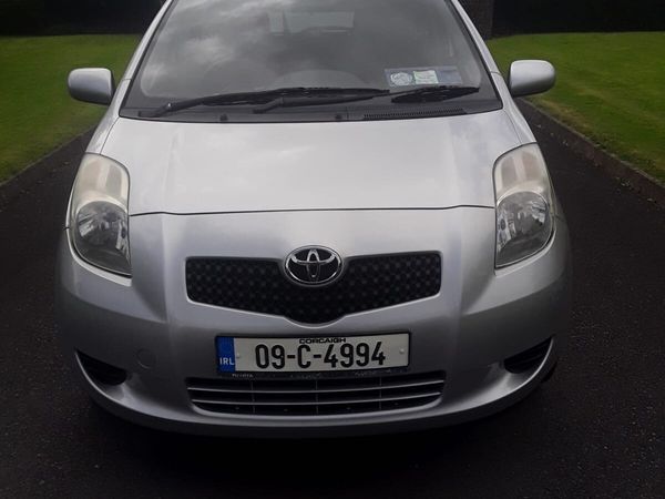 Toyota Yaris Hatchback, Petrol, 2009, Silver