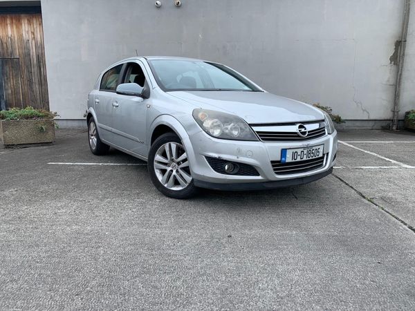 Opel Astra Hatchback, Petrol, 2010, Silver