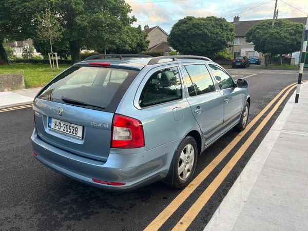 Skoda Octavia Estate, Petrol, 2011, Grey