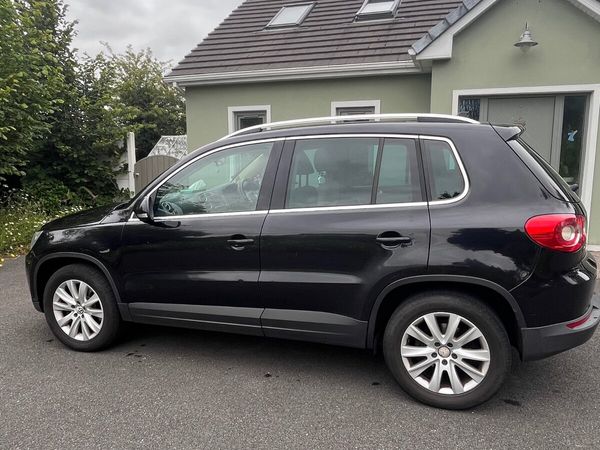 Volkswagen Tiguan SUV, Diesel, 2010, Black