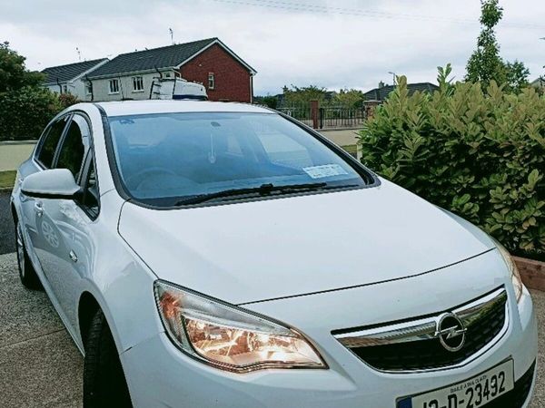 Opel Astra MPV, Petrol, 2012, White