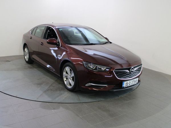 Opel Insignia Hatchback, Diesel, 2019, Red